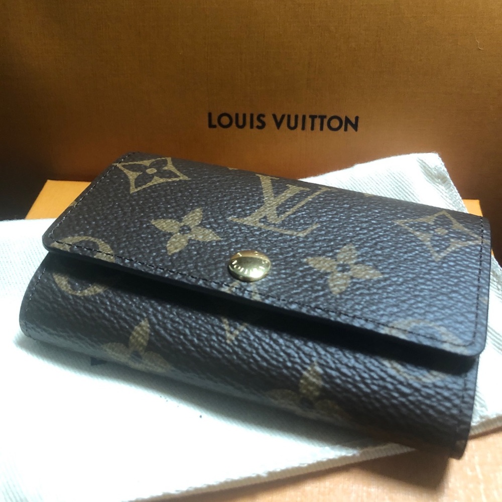 Authentic Louis Vuitton 6 Ring Key Holder **SOLD**